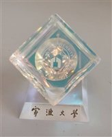 浙江寧波大學校徽水晶座的圖片