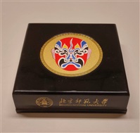 北京師範大學(Beijing Normal University, BNU)致贈京劇臉譜漆器盒的圖片