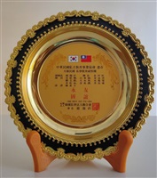 2001年12月18日大韓民國私學教育視察團蒞臨參訪致贈紀念盤的圖片