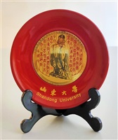 山東大學(Shandong University, SDU)致贈鍍金孔子像漆器圓盤的圖片