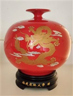 2008年5月18日中國福建農林大學(Fujian Agriculture and Forestry University)致贈紅色龍紋瓷瓶的圖片