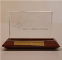 2011年10月6日印尼建國大學(Universitas Bina Nusantara)贈送校徽塑膠立牌的圖片