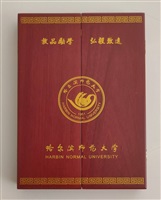 2004年11月12日哈爾濱師範大學(Harbin Normal University)致贈木製渡金校景校徽屏風擺件的圖片