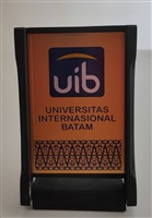 2016年11月7日印尼巴淡國際大學(Universitas Internasional Batam, UIB)致贈木製鍍金校徵立牌的圖片