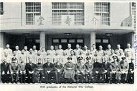 張其昀主任與國防研究院第二期結業同學合影的圖片
