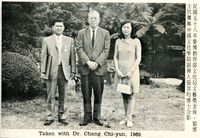 劉文六博士伉儷與張其昀博士合影的圖片