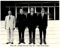 詹純鑑教授與張其昀博士及袁守謙先生等人合影的圖片