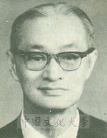 顧翊群先生證件照的圖片