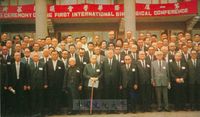 第一屆國際華學會議開幕典禮出席代表合影的圖片