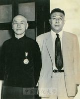 總統蔣中正與創辦人張其昀留影。的圖片