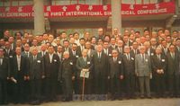 第一屆國際華學會議開幕典禮出席代表合影的圖片
