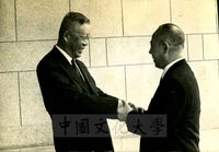中華學術院院長張其昀於大成館迎接第一屆國際華學會議貴賓的圖片