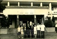第一屆國際華學會議各國代表於參觀陽明山中山樓時合影的圖片
