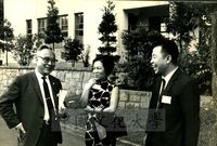 第一屆國際華學會議各國代表於參觀陽明山中山樓時合影的圖片