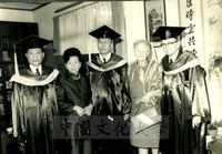 徐立夫及藍蔭鼎兩伉儷與創辦人合影的圖片