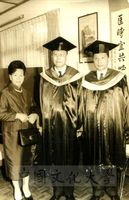 藍蔭鼎伉儷與創辦人合影的圖片