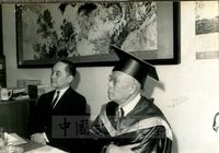 徐立夫、藍蔭鼎先生名譽哲士頒贈典禮鍾部長與創辦人合影的圖片