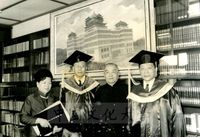 典禮會場藍蔭鼎伉儷與創辦人合影的圖片