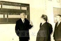 鍾皎光部長等人於中國文化學院校史館紫明堂參訪景況的圖片