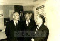 鍾皎光部長等人於中國文化學院校史館紫明堂參訪景況的圖片