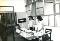 第一屆國際華學會議與會代表參觀「當代書畫展覽」簽到景況的圖片