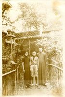 張其昀、龔柏英伉儷與哲嗣張鏡湖幼時，於貴州遵義合影的圖片