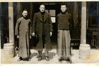 張其昀帶學生赴西北地理考察時，張其昀與馬步芳、李海晨合影於青海西寧。的圖片