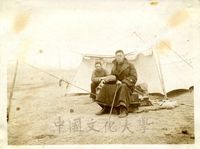 張其昀帶學生赴西北地理考察時，在青海之濱宿於自攜之帳幕中。的圖片