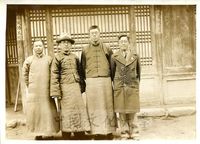 張其昀帶學生赴西北地理考察時，於嵩山寺留影。的圖片