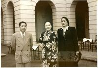 魏主席及夫人和新歌舞團主角合影紀念的圖片