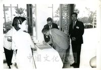 第一屆國際華學會議開幕典禮與會代表簽到情況的圖片