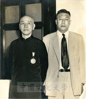 張其昀部長隨侍總統　蔣公合影的圖片