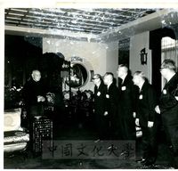 嚴家淦、谷正綱、張其昀等向總裁蔣中正致敬的圖片