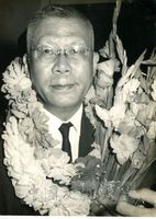 國防研究院張其昀主任率團訪問韓、美、加等國，返國在機場舉行招待記者會的圖片