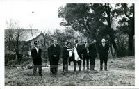 張其昀先生與趙聚鈺等人勘察中山樓建地的圖片