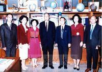 創辦人張其昀八秩華誕與辦公室工作同仁合影的圖片