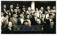 創辦人與蔣總裁與國民黨合影的圖片