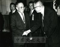 張其昀與行政院俞鴻鈞院長晤談的圖片
