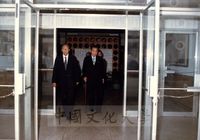 張其昀陪同韓國李瑄根步出大忠館研討會會場的圖片