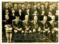 創辦人張其昀與華岡第一期研究生合影的圖片