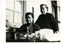 張其昀夫人龔柏英親自製作勞軍服裝的圖片