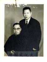 孫金銘與國學大師錢穆先生合影致贈張其昀留念。的圖片