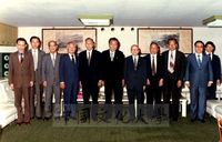 張其昀偕中華學術院同仁與韓國前教育部長李瑄根博士合影的圖片