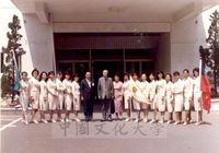 創辦人張其昀接見出國表演之華岡舞蹈團，授旗後與團員合影的圖片