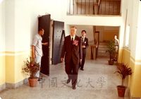 張其昀先生主持畢業典禮後步出大忠館華風堂的圖片
