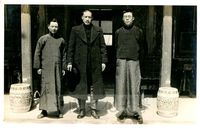 張其昀帶學生赴西北地理考察時，張其昀與主席馬步芳、學生李海晨合影於青海西寧。的圖片