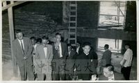 盧毓駿與張其昀先生視察建地的圖片