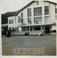 國防研究院院長蔣中正與第二期研究員合影的圖片