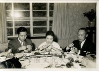 張其昀主任在國防研究院宴請音樂家鄧昌國、藤田梓夫婦等。的圖片