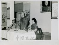 創辦人張其昀與葉霞翟等人合影的圖片